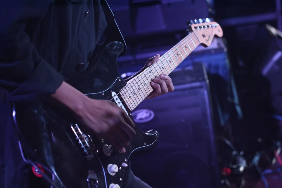 Imagem ilustrativa: guitarra elétrica sendo tocada.