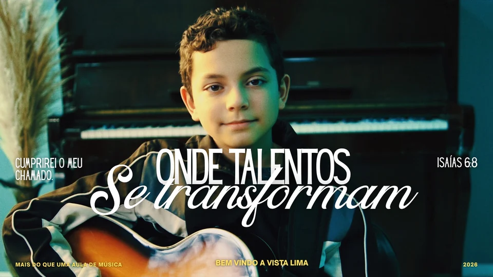 Retrato de aluno com guitarra e piano ao fundo na Vista Lima. Arte da escola: Onde talentos se transformam.